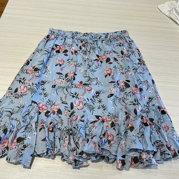 Yakira Bella women’s knee length skirt with flower details size L - Picture 1 of 3